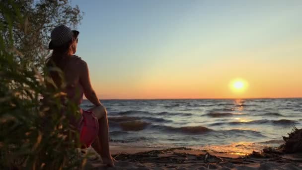 Ρομαντικό Παιχνιδιάρικο Γυναίκα Κοιτάζοντας Ήλιο Ηλιοβασίλεμα Απολαμβάνοντας Τον Ήλιο Βράδυ — Αρχείο Βίντεο