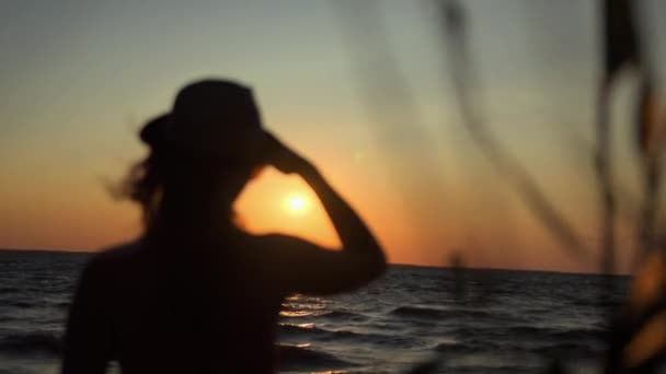 Silhouet Van Een Meisje Zee Dat Naar Ondergaande Zon Kijkt — Stockvideo