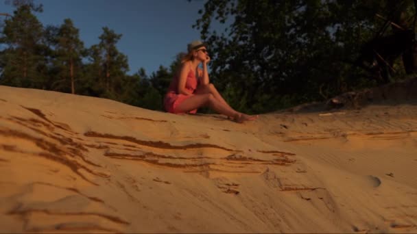 Meditatie Meisje Zit Het Zand Kijkt Naar Zonsopkomst Zonsondergang — Stockvideo