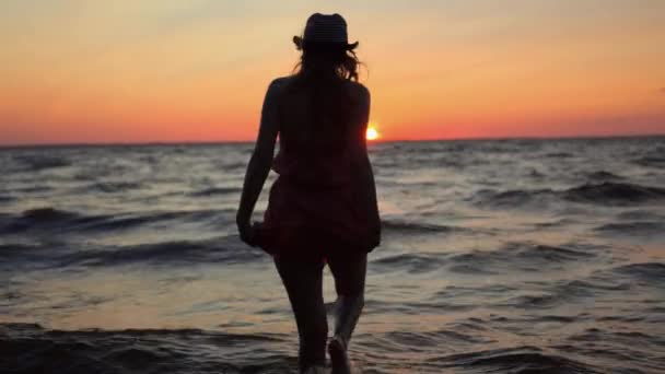 Lycklig Flicka Som Har Kul Havet Vid Solnedgången — Stockvideo