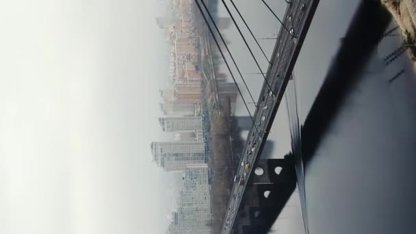 Tráfego Carro Vídeo Vertical Ponte Norte Hora Ponta Kiev Ucrânia — Vídeo de Stock