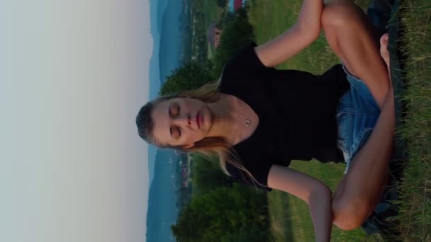 Вертикальное Видео Американская Спокойная Мирная Женщина Сидящая Траве Наслаждаясь Свежим — стоковое видео