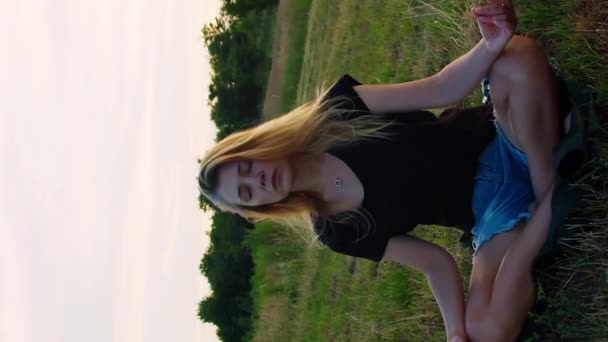 Pionowe Wideo Kobieta Praktykuje Jogę Lotosu Pozować — Wideo stockowe