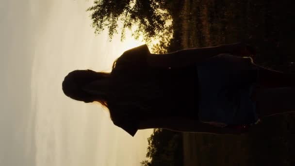 Вертикальный Видео Медитативный Силуэт Романтической Женщины Лучах Солнца — стоковое видео