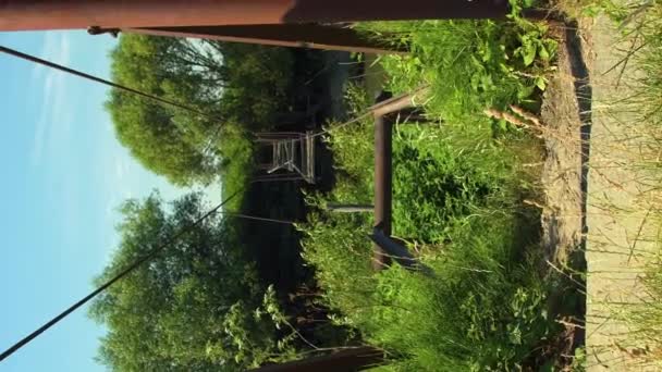 Randonnée Verticale Femme Traversée Touristique Détruit Suspension Corde Pont Sur — Video
