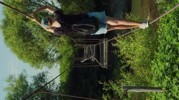Senderismo Vertical Mujer Cruzando Destruido Puente Cuerda Colgante Situación Peligrosa — Vídeo de stock
