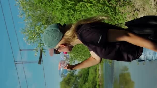 Вертикально Втомлена Дівчина Турист Воду Після Пішохідного Туризму — стокове відео