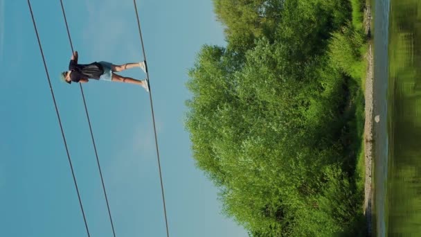 Вертикальная Храбрая Женщина Побеждает Разрушенный Подвесный Стальной Канатный Мост Через — стоковое видео