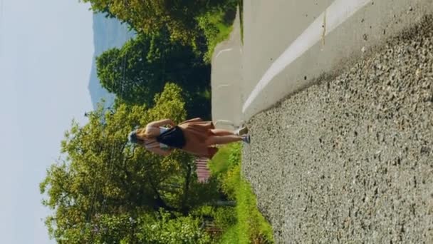 Κάθετος Τουρίστας Περπατά Κατά Μήκος Ενός Καυτού Αυτοκινητόδρομου Κάτω Από — Αρχείο Βίντεο