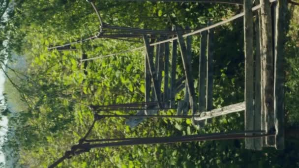 Вертикальный Заброшенный Подвесной Мост — стоковое видео