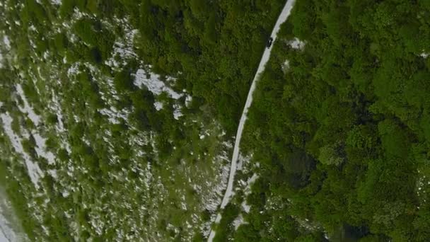 Drone Aéreo Vertical Persiguiendo Coche Deportivo Carretera Serpentina Montaña Kotor — Vídeos de Stock