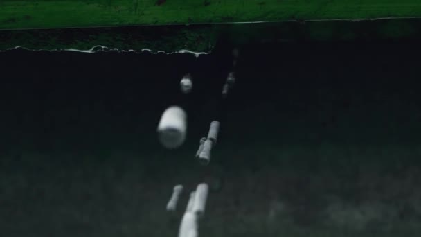 방울의 파이프와 아래로 떨어지는의 클로즈업 — 비디오