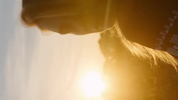 Вертикальная Красивая Романтическая Деревенская Девушка Длинными Светлыми Волосами Вышитой Рубашке — стоковое видео