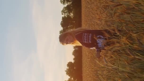 Вертикальный Портрет Романтической Украинки Вышивке Стоящей Пшеничном Поле — стоковое видео