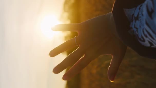 Вертикальное Обручальное Кольцо Женском Пальце Лучах Света — стоковое видео