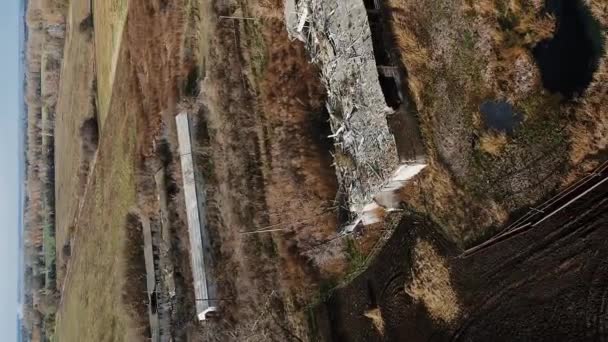 Tiro Aéreo Vertical Granja Destruida Con Establo Granero Con Cráter — Vídeos de Stock