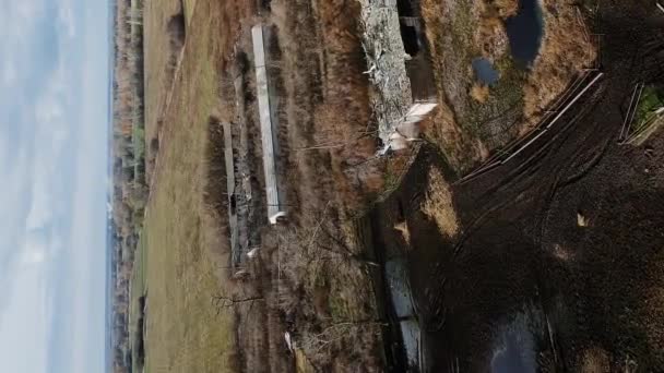 Tiro Aéreo Vertical Granja Destruida Con Establo Granero Con Cráter — Vídeos de Stock