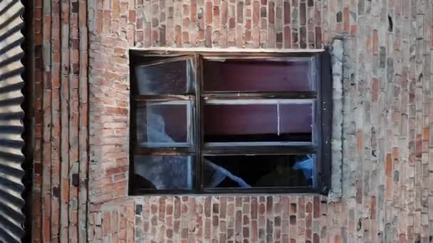 Вертикальний Повітряний Постріл Зруйнованої Школи Зламані Вікна Будівлі Теорія Зламаних — стокове відео
