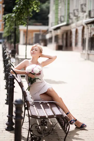 Fată Modernă Modă Buchet Flori Banca Orașului — Fotografie, imagine de stoc