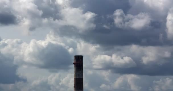 Fabrikschornstein Gegen Gesättigte Voluminöse Riesige Wolken — Stockvideo