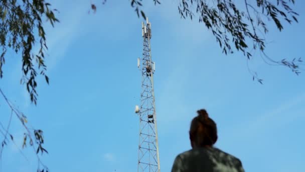 Frau Beobachtet Auf Mobilfunkmast Station Für Drahtlose Telekommunikation Gefährlich — Stockvideo