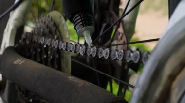 Bisiklet zinciri yağlama, bisiklet tamirhanesinde bisiklet bakımı