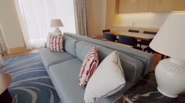 Modern temiz oturma odasının iç mimarisi yumuşak ve rahat güneş ışığı yastığıyla kapatılmış.