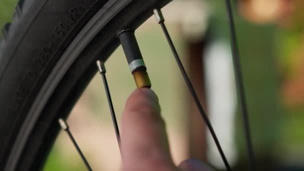 Capezzolo Una Ruota Della Bicicletta Primo Piano Gonfiaggio Dei Pneumatici — Video Stock