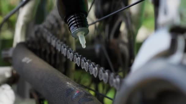 Close Pov Cámara Bicicleta Cadena Lubricación Mantenimiento Bicicletas Taller Ciclismo — Vídeos de Stock
