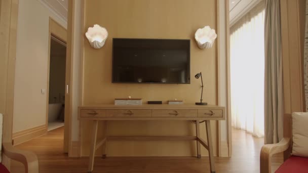 Przytulne Poddasze Neutralny Drewniany Salon Otwartymi Drzwiami Minimalistyczne Wnętrze Domu — Wideo stockowe