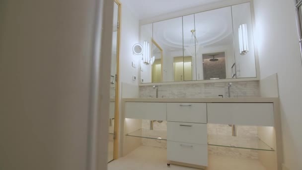 Nowoczesne Białe Łazienki Minimalistyczne Wnętrze Domu Luksusowa Elegancka Łazienka — Wideo stockowe