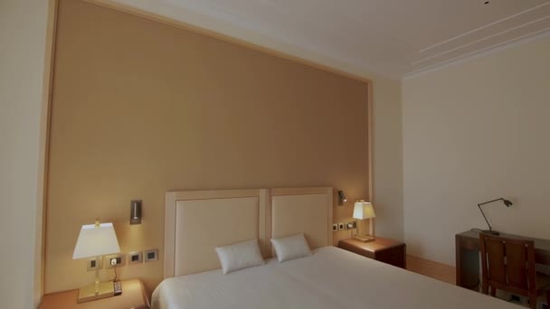 居心地の良いロフト茶色の木製のベッドルームミニマリストのホームインテリア 豪華なエレガントなベッドルーム — ストック動画