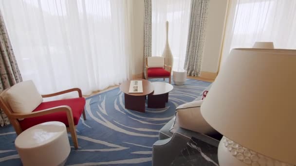 Ruang Tamu Kayu Yang Nyaman Dengan Bantal Minimalis Interior Rumah — Stok Video