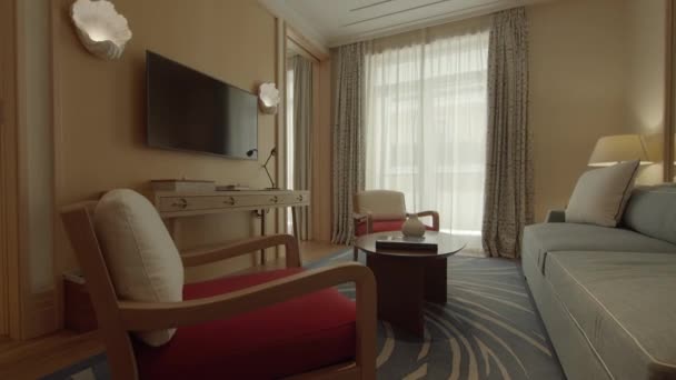 Konforlu Çatı Katı Nötr Ahşap Oturma Odası Minimalist Lüks Zarif — Stok video