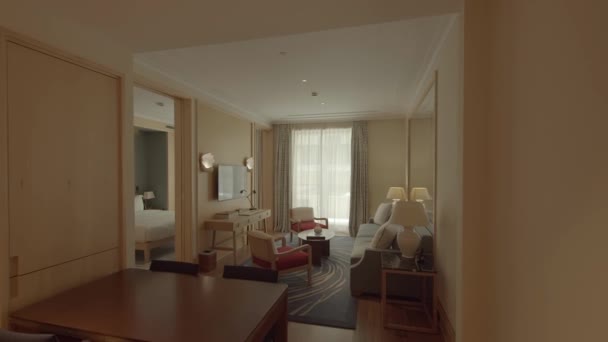 Przytulne Poddasze Neutralny Drewniany Salon Minimalistyczne Wnętrze Domu Luksusowy Elegancki — Wideo stockowe