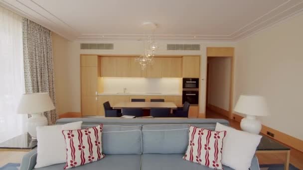 Przytulne Poddasze Neutralny Drewniany Salon Kuchnią Minimalistyczne Wnętrze Domu Luksusowy — Wideo stockowe
