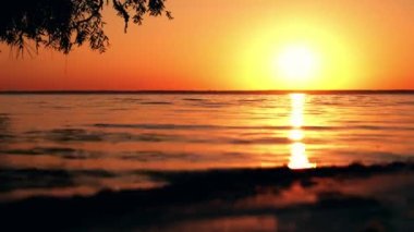 Deniz üzerindeki güzel bulutlar, parlak turuncu günbatımı zaman aşımı.