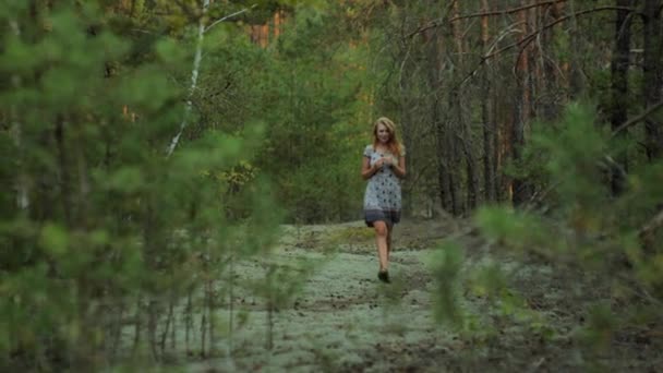 屋外で人生のポジティブなモデルを楽しんでいる森の中を歩く夏の日没のロマンチックな少女は彼女の人生を楽しんでいます — ストック動画
