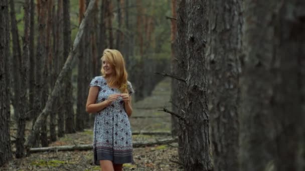 Yazlık Elbisesi Içindeki Hassas Kadın Ormanda Yürüyor Hayatın Tadını Çıkarıyor — Stok video