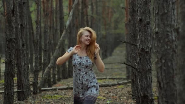 温柔的女人穿着夏日的太阳衣在森林里散步 在草坪上享受着鲜花般的生活 — 图库视频影像