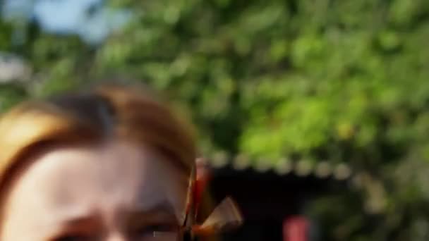 Kelebek Mutlu Bir Kızın Parmağına Konar Avuç Içi Kamerasına Oturur — Stok video