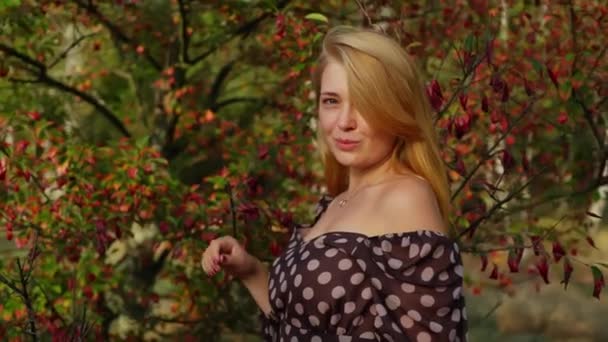 Tierna Chica Rubia Mediana Edad Vestido Punto Posando Naturaleza Concepto — Vídeos de Stock