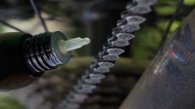 Yakın plan POV kamera bisiklet zinciri yağlama, bisiklet bakımı dikey bisiklet bakımı