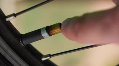 Bisiklet tekerleğinde meme ucu yakın çekim, lastik enflasyonu ya da bisiklet tekerleğini dikey pompalama