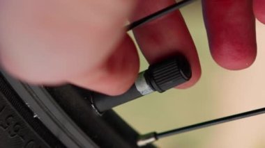 Yakın çekim POV kamera bisikleti, bisiklet bakım atölyesi dikey