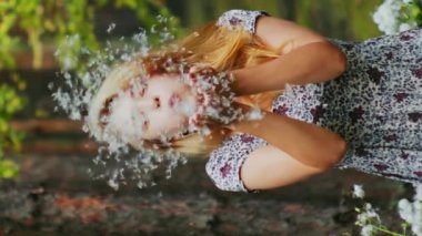 Oldukça mutlu romantik bir kadın. Karahindiba tohumları saçıyor. Dikey alerji yok.