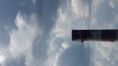 Baca dikey olarak temiz hava modern temizlik filtreleri ile arıtma tesisi konsepti