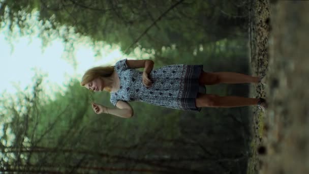Pionowy Humorzasty Portret Młodej Kobiety Lesie Pachnie Kwiatem Pionowo — Wideo stockowe