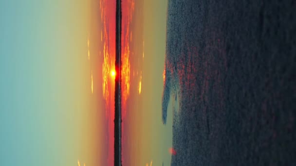 Turkusowe Czerwone Różowe Słońce Chmury Odbite Pionie Wody — Wideo stockowe
