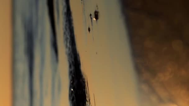 Prachtige Gouden Reflectie Van Zonneschijn Rimpelingen Swashing Verticaal — Stockvideo